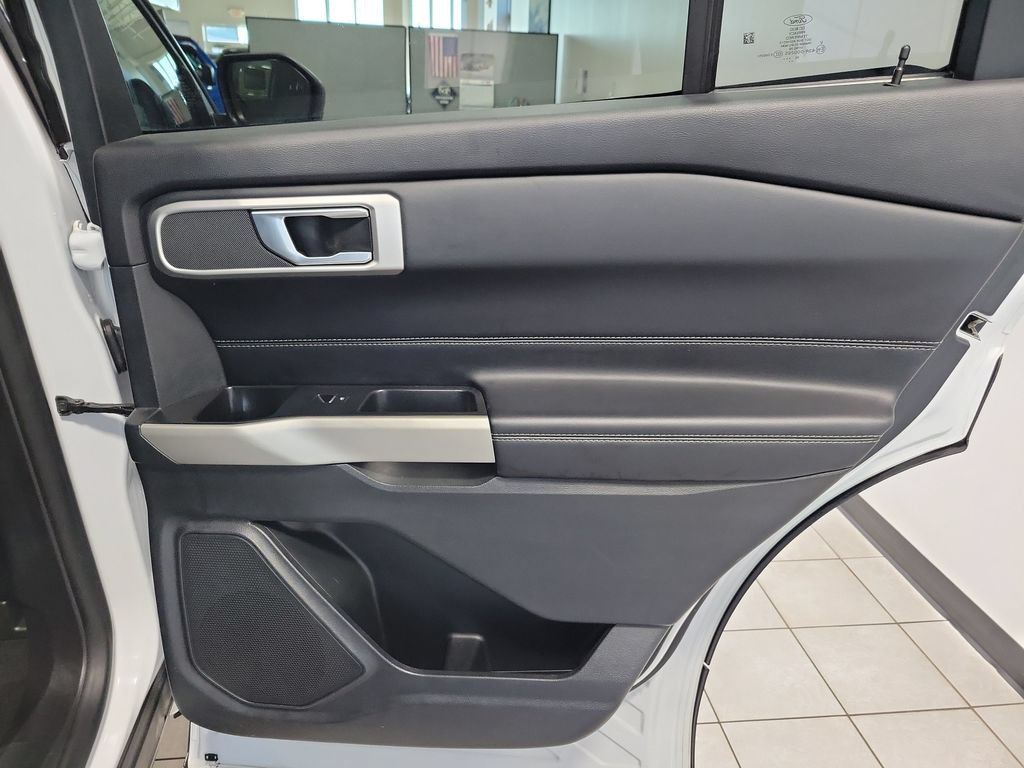 Used 2021 Ford Explorer XLT w/ Equipment Group 202A AWD/4WD image 19