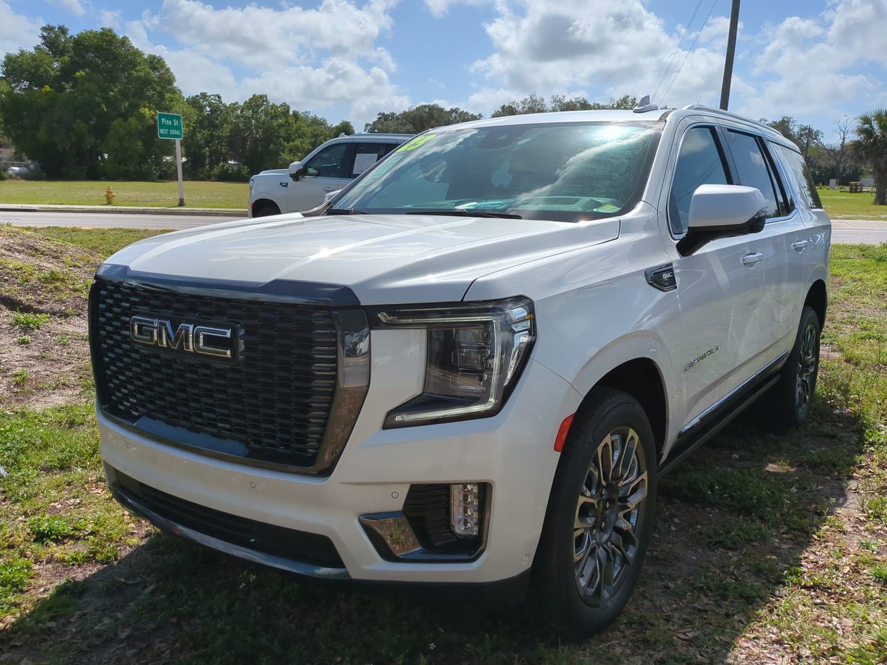 Used 2023 GMC Yukon Denali Ultimate AWD/4WD image 7