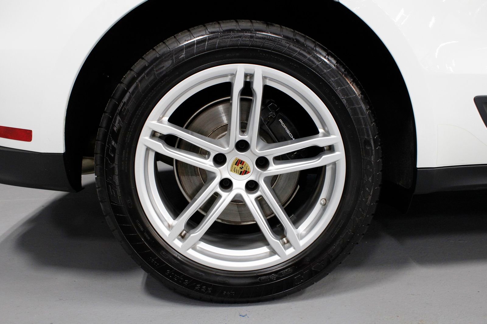 Certified 2025 Porsche Macan image 13