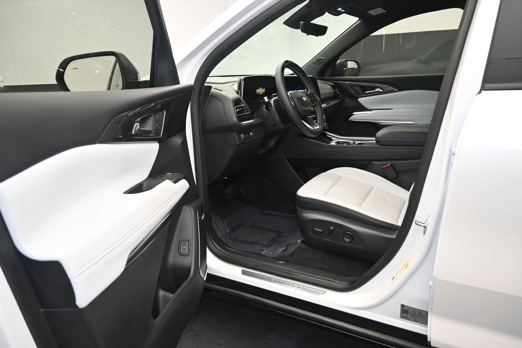Used 2025 Chevrolet Traverse High Country FWD image 10