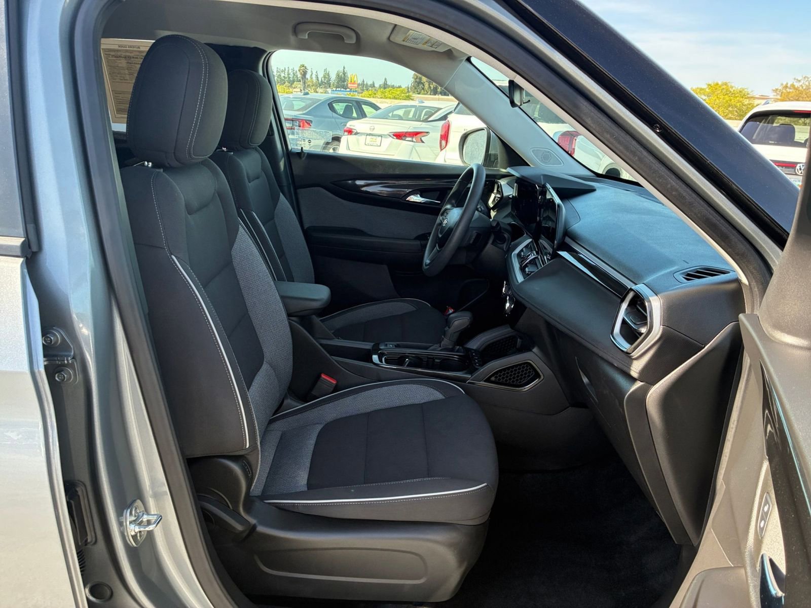 Used 2025 Chevrolet TrailBlazer LT image 35