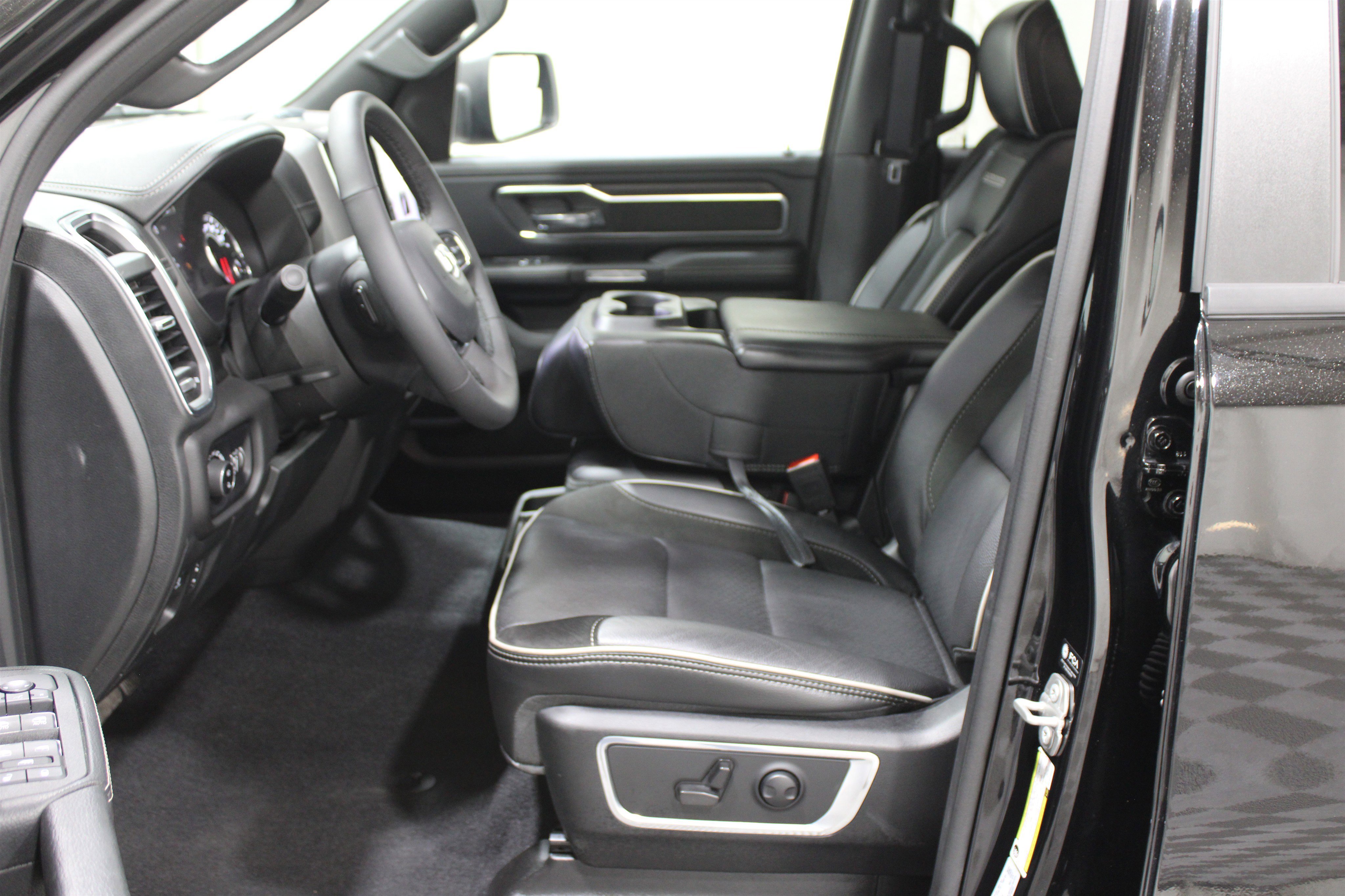 Used 2025 RAM 1500 Laramie image 3