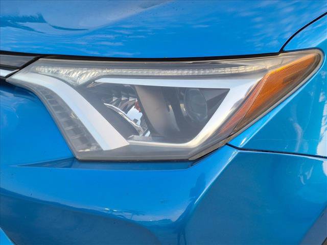 Used 2018 Toyota RAV4 LE FWD image 10