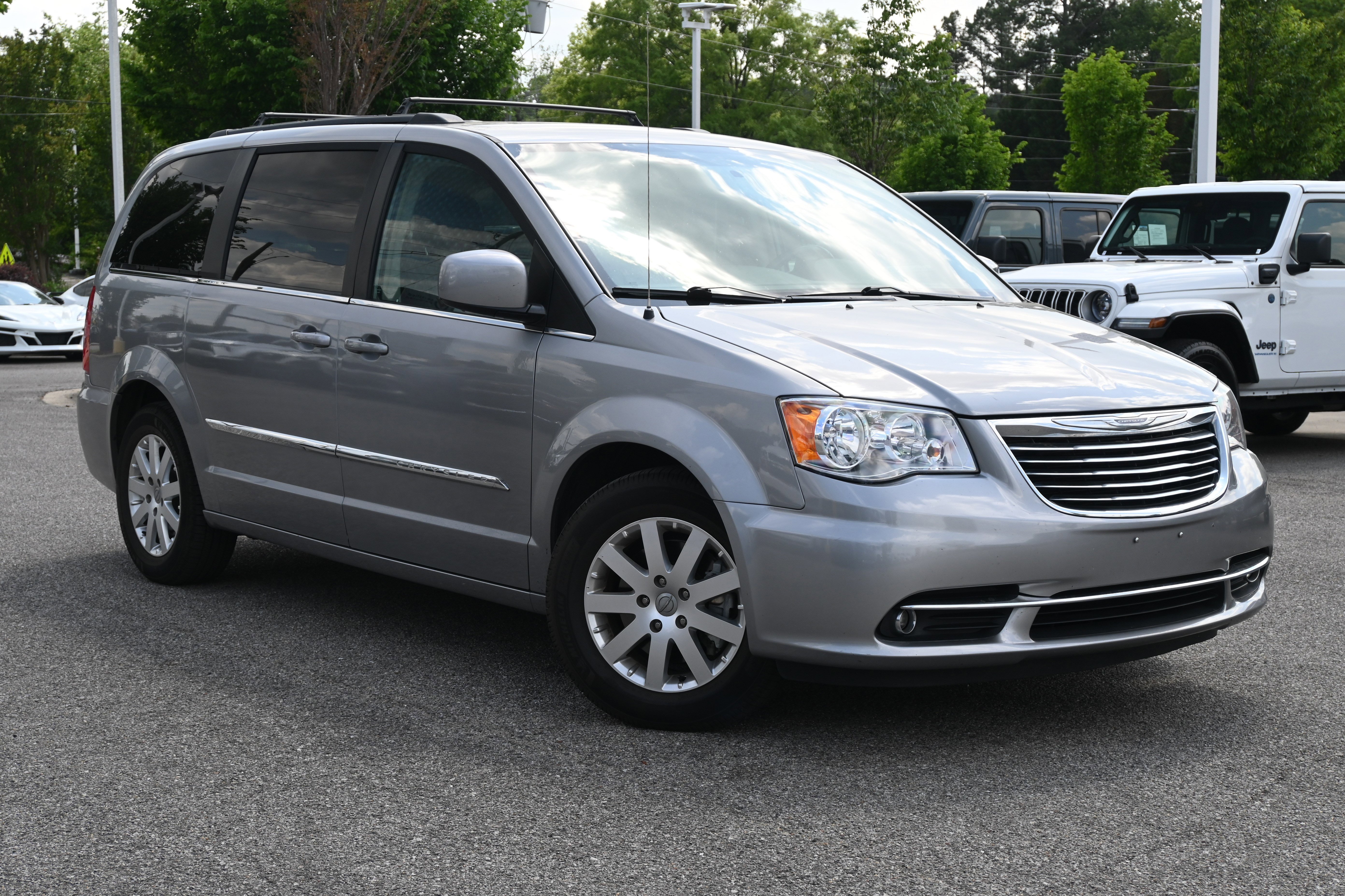 Used 2016 Chrysler Town & Country Touring FWD video 2