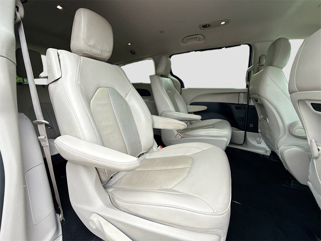 Used 2021 Chrysler Pacifica Touring-L image 30