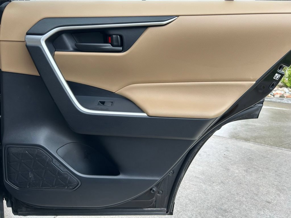 Used 2020 Toyota RAV4 LE w/ Carpet Mat Package AWD/4WD image 27