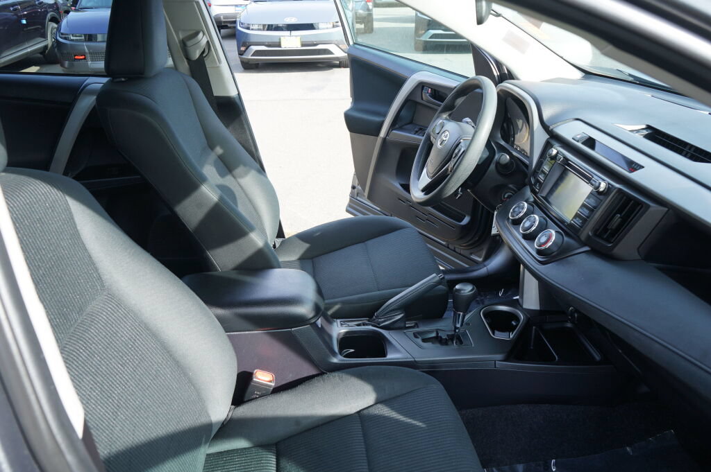 Used 2018 Toyota RAV4 LE w/ All Weather Liner Package FWD image 16
