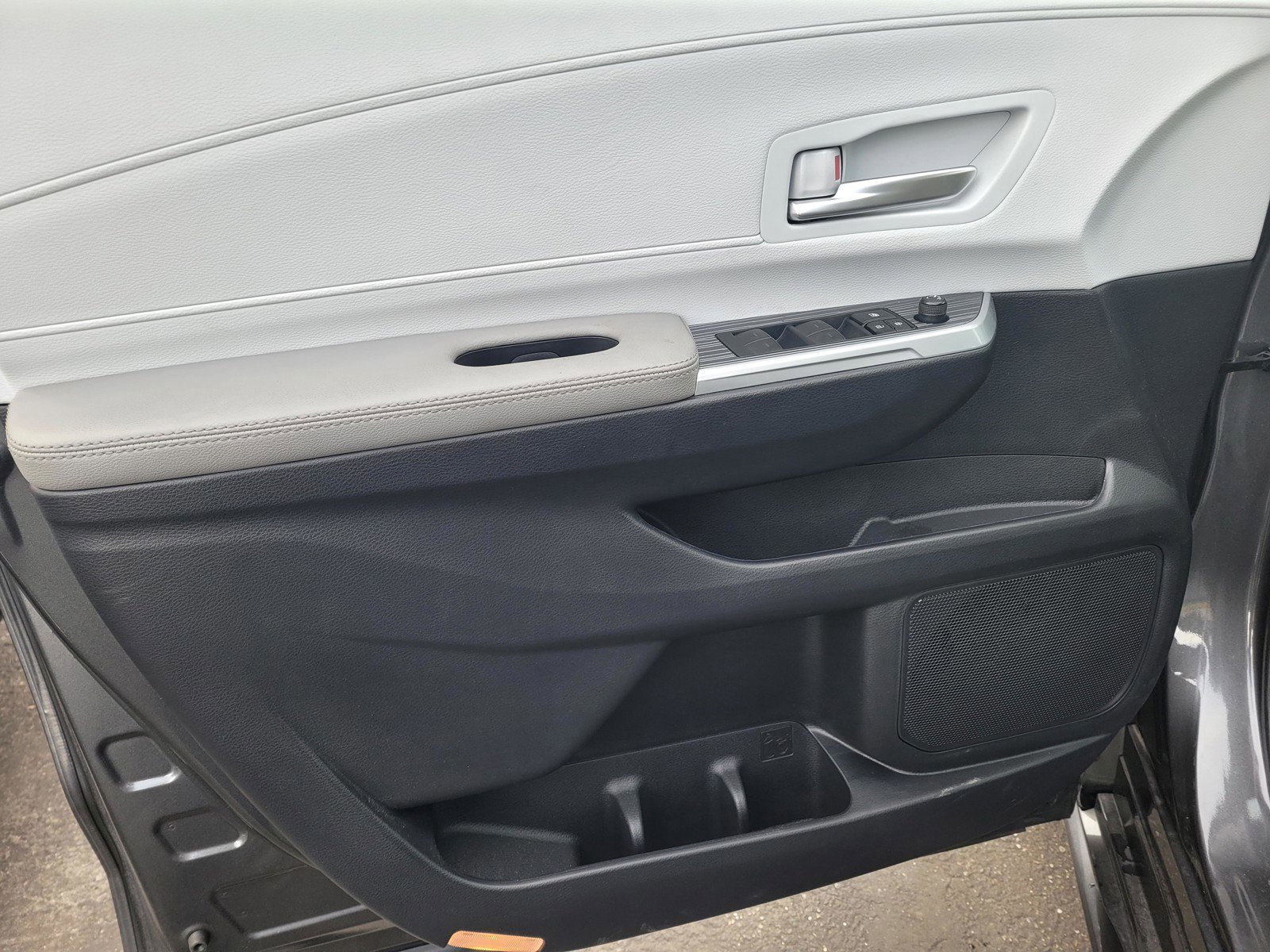 Used 2025 Toyota Sienna XLE image 18