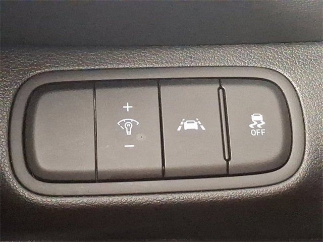 Used 2022 Hyundai Venue Limited image 21