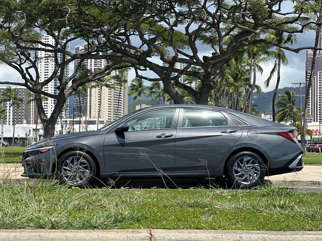 Used 2024 Hyundai Elantra SEL image 2