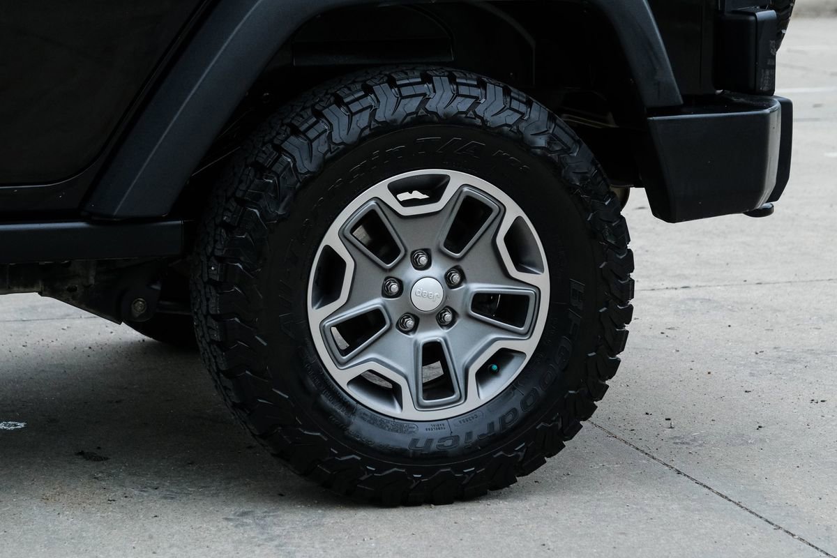 Used 2014 Jeep Wrangler Unlimited Rubicon w/ Connectivity Group AWD/4WD image 15