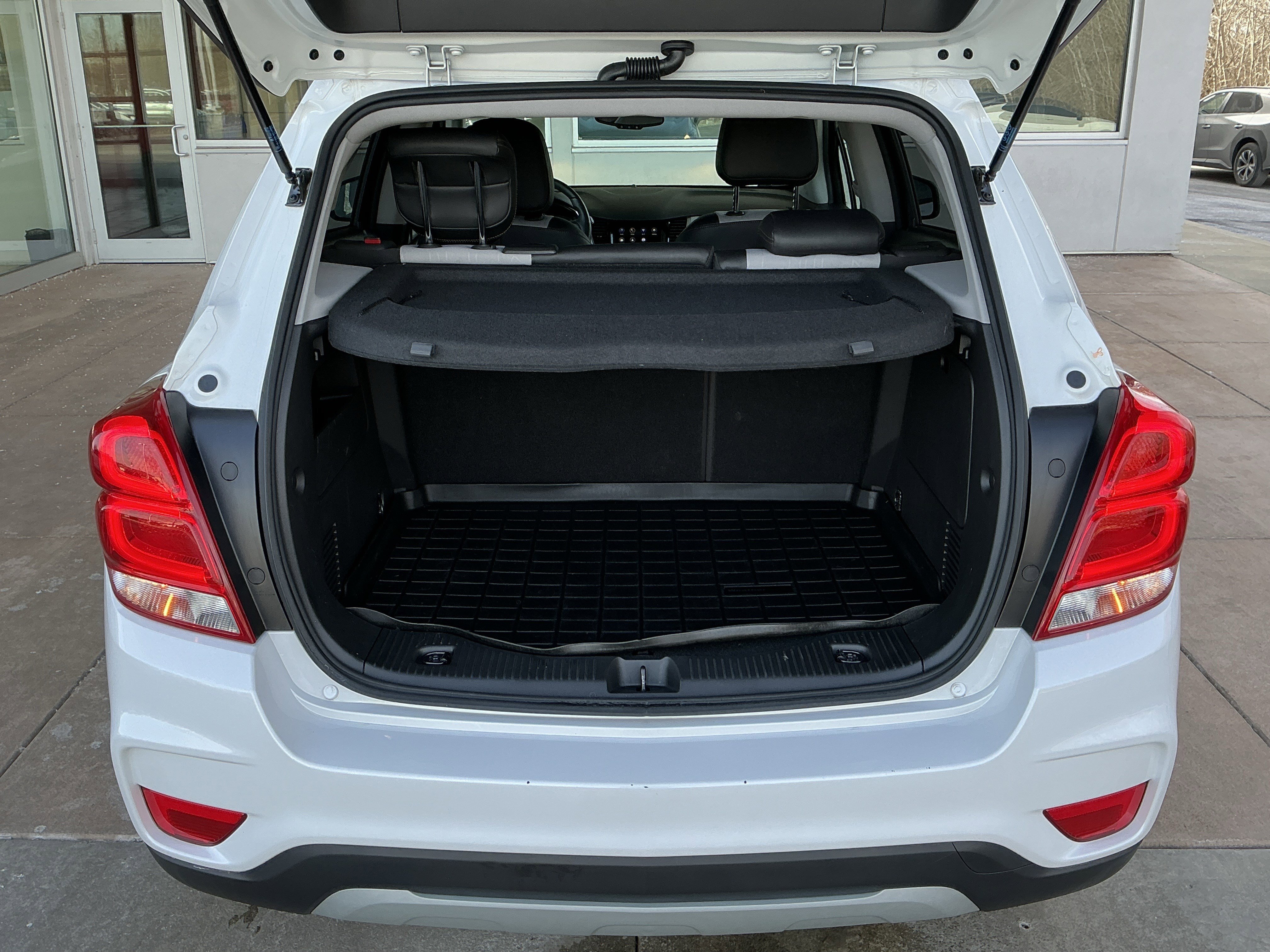 Used 2022 Chevrolet Trax LT w/ LT Convenience Package image 24