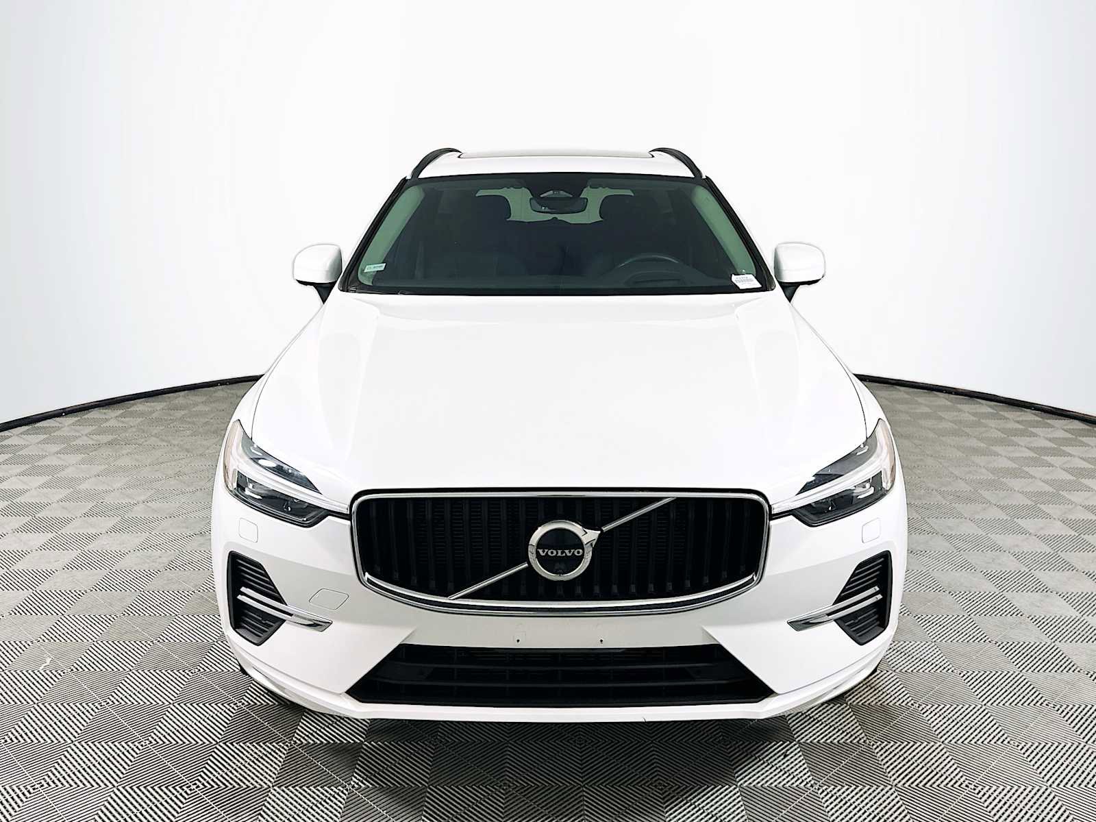 Used 2022 Volvo XC60 B5 Momentum w/ Advanced Package image 2