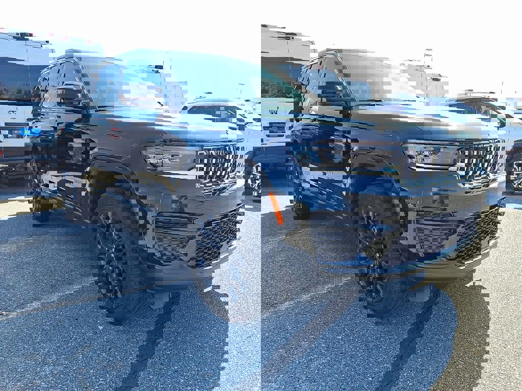 Used 2025 Jeep Grand Cherokee Laredo