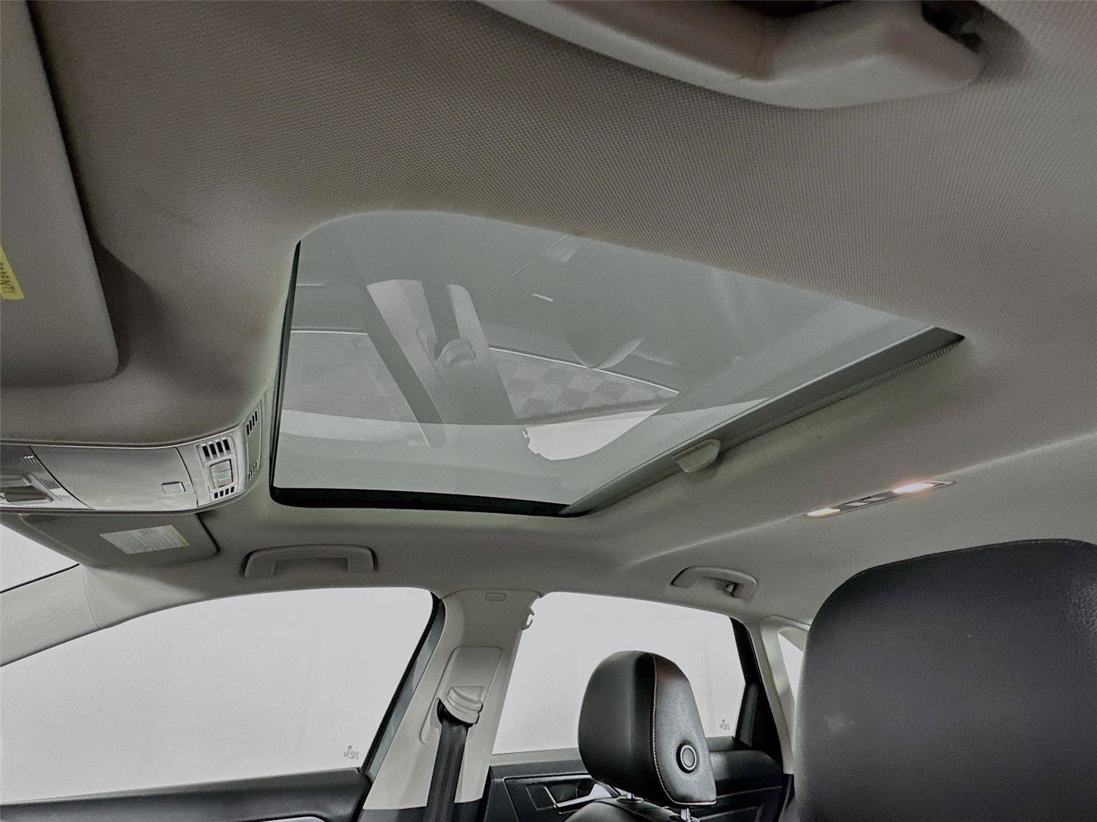 Used 2022 Volkswagen Jetta SE w/ Panoramic Sunroof Package FWD image 17