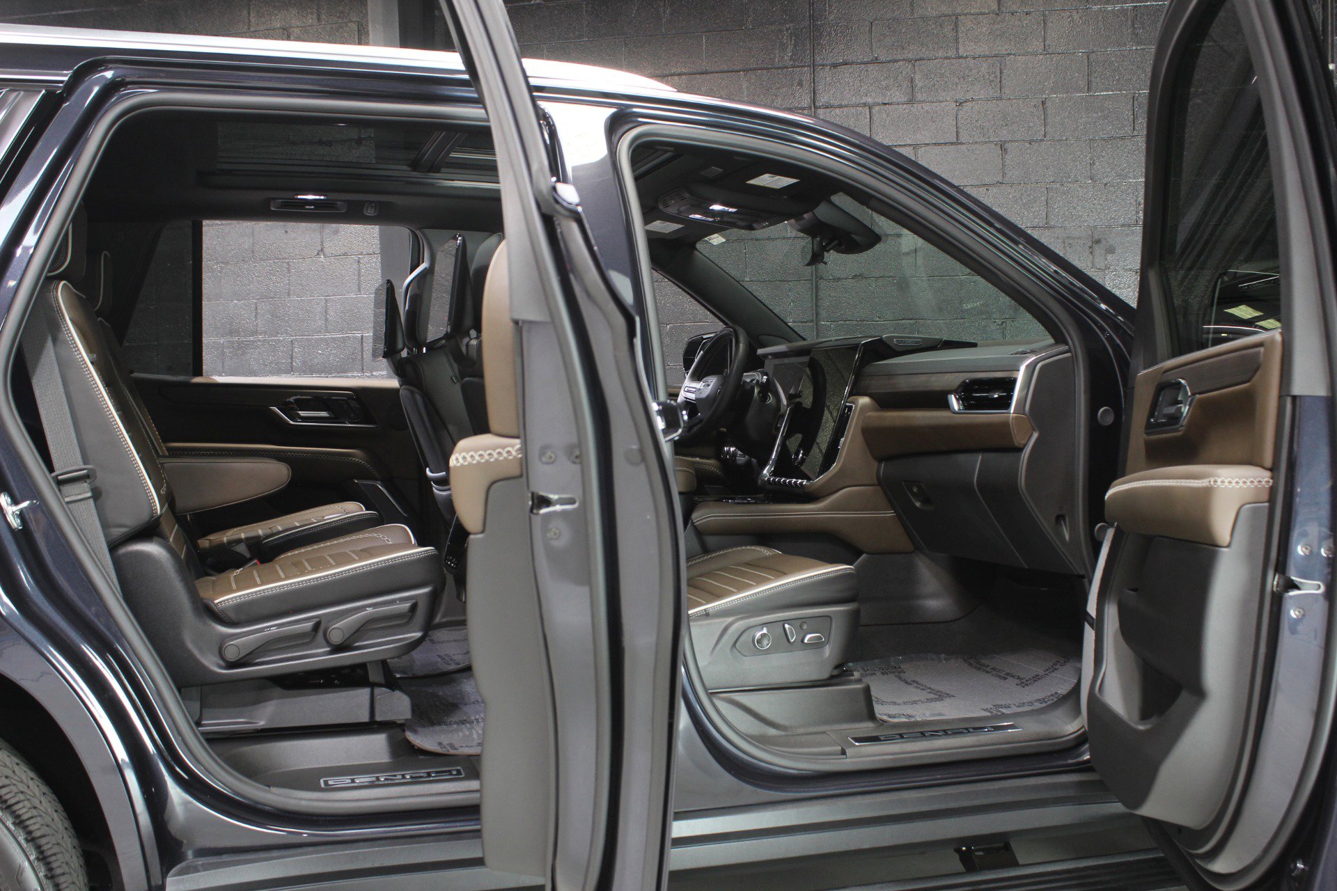 Used 2025 GMC Yukon Denali Ultimate w/ LPO, Floor Liner Package AWD/4WD image 31