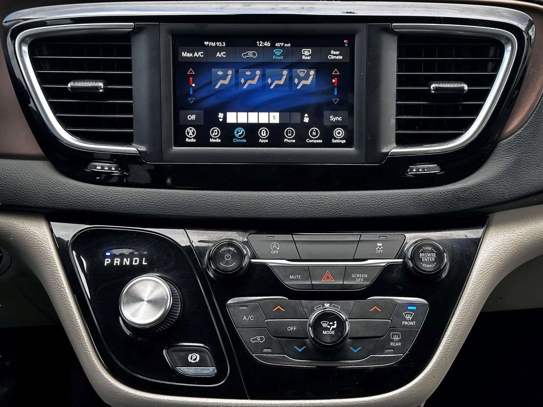 Used 2020 Chrysler Voyager Lxi image 23