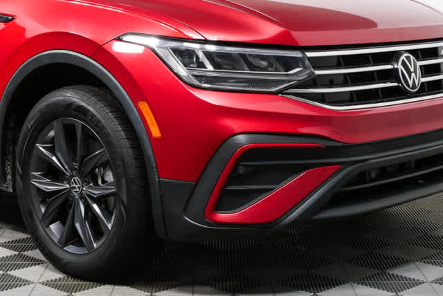 Certified 2023 Volkswagen Tiguan SE FWD image 39