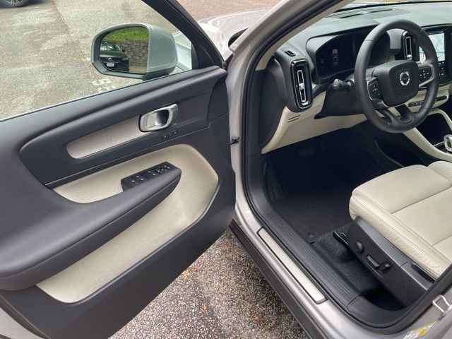 Certified 2023 Volvo XC40 B5 Plus w/ Climate Package AWD/4WD image 11