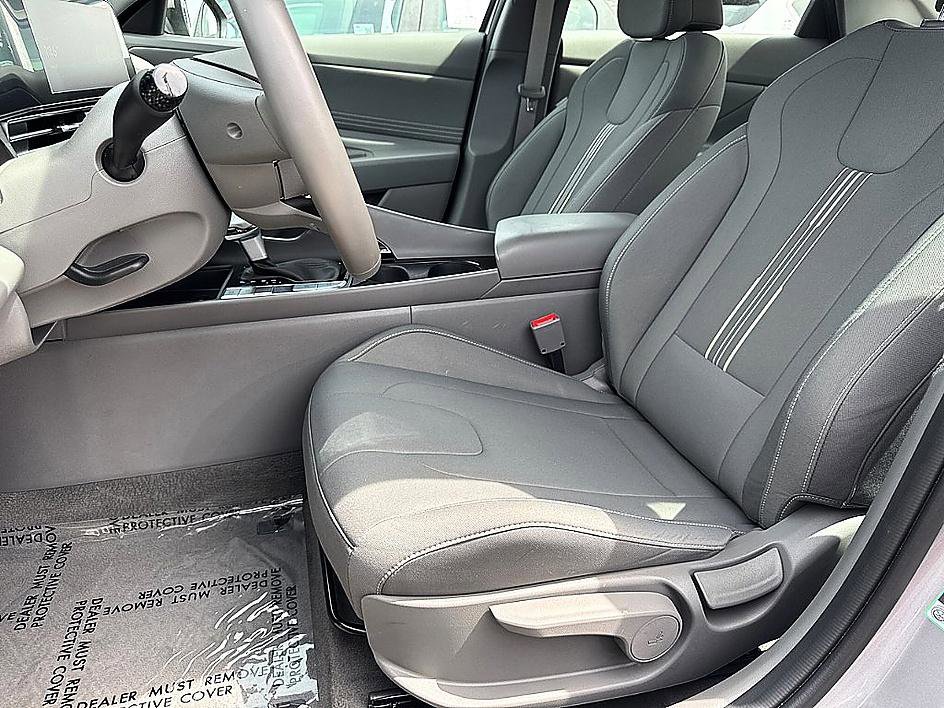 Used 2025 Hyundai Elantra SEL image 11