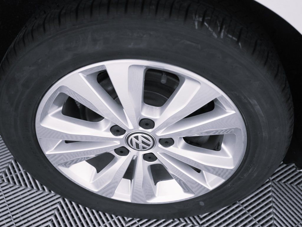 Used 2018 Volkswagen Golf S image 7