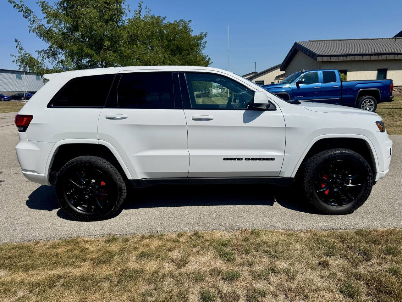Used 2017 Jeep Grand Cherokee Altitude image 5