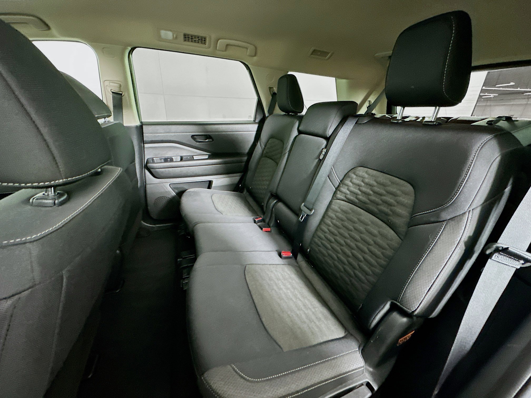 Used 2024 Nissan Pathfinder SV image 25