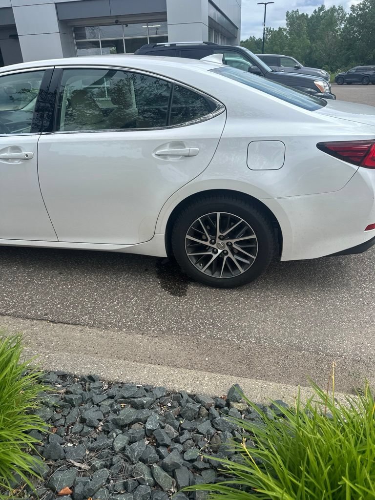 Used 2017 Lexus ES 350 w/ Luxury Package FWD image 7