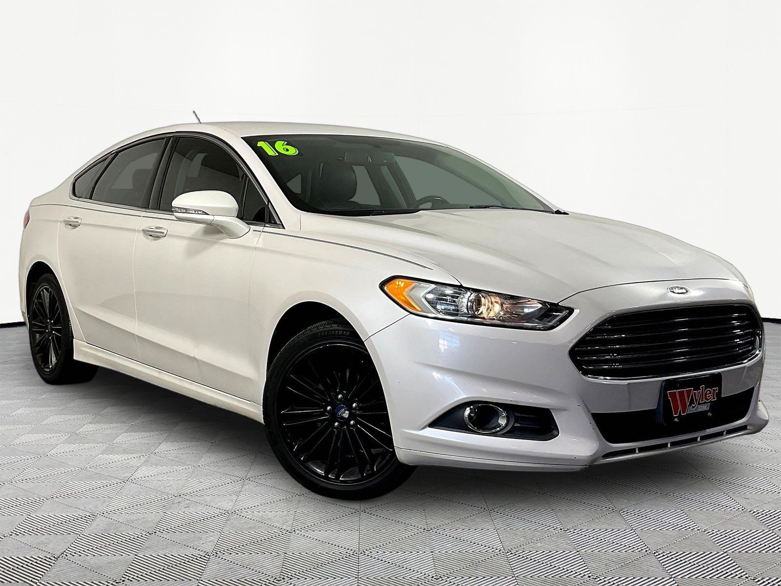 Used 2016 Ford Fusion SE w/ Equipment Group 202A FWD image 3