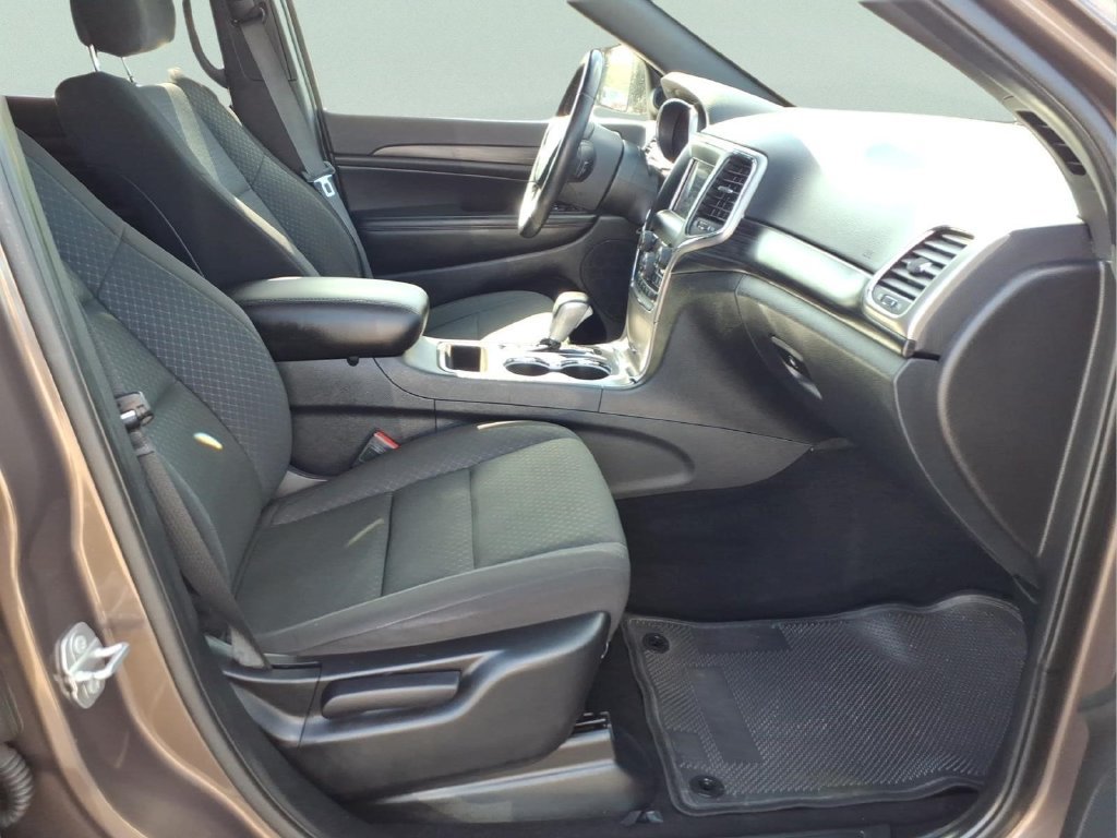 Used 2021 Jeep Grand Cherokee Laredo AWD/4WD image 13