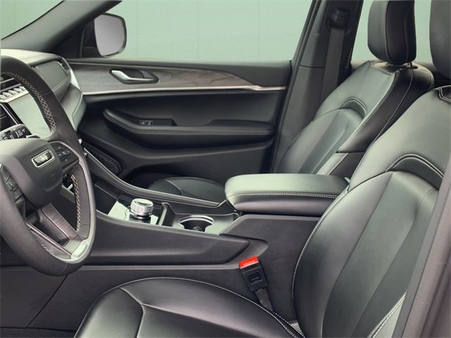 Certified 2025 Jeep Grand Cherokee Limited w/ Black Appearance Package image 18