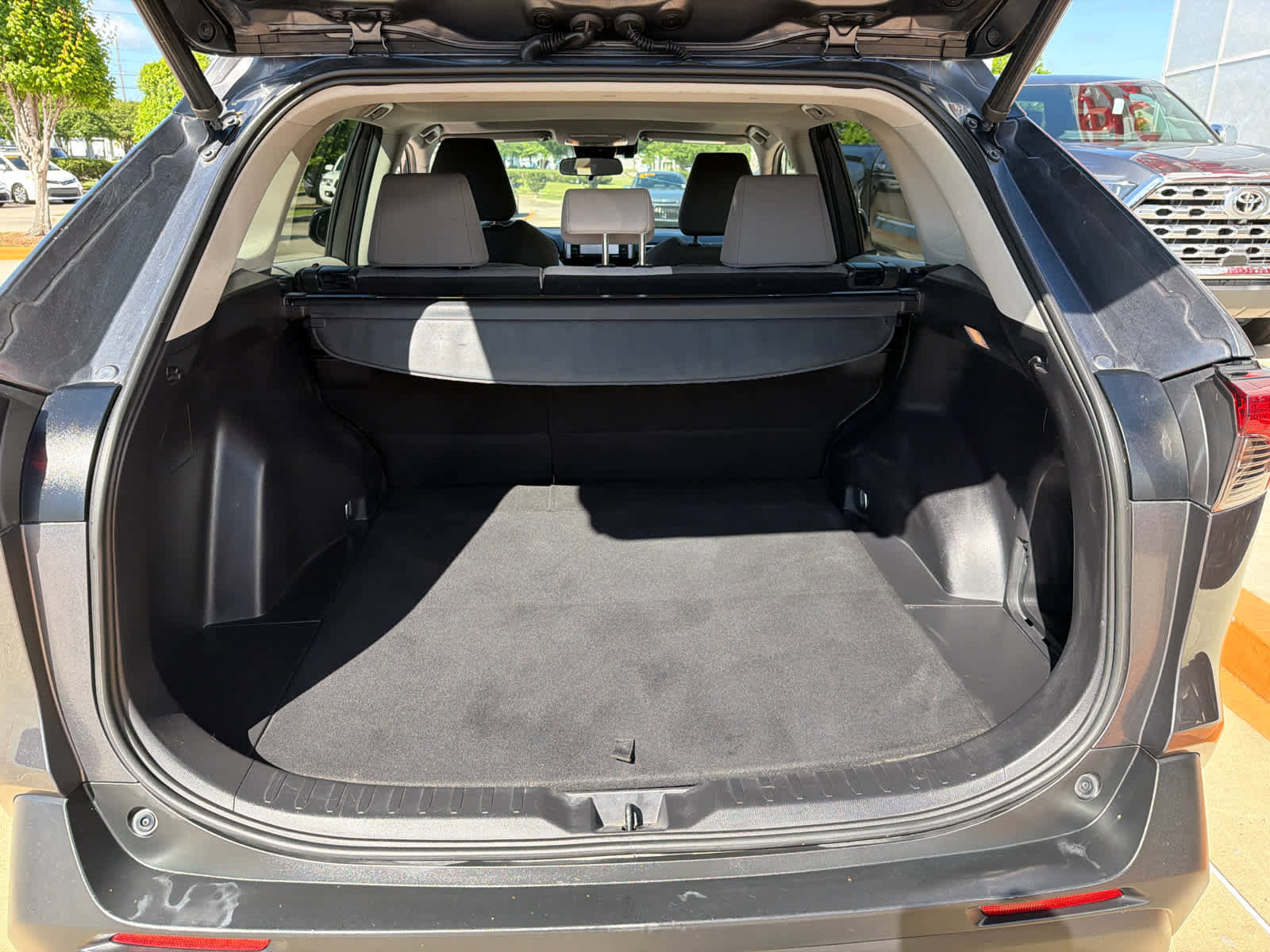 Used 2020 Toyota RAV4 XLE w/ Convenience Package image 7