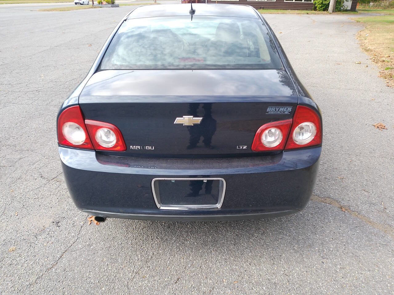 Used 2009 Chevrolet Malibu LTZ w/ Rear Power Package image 8