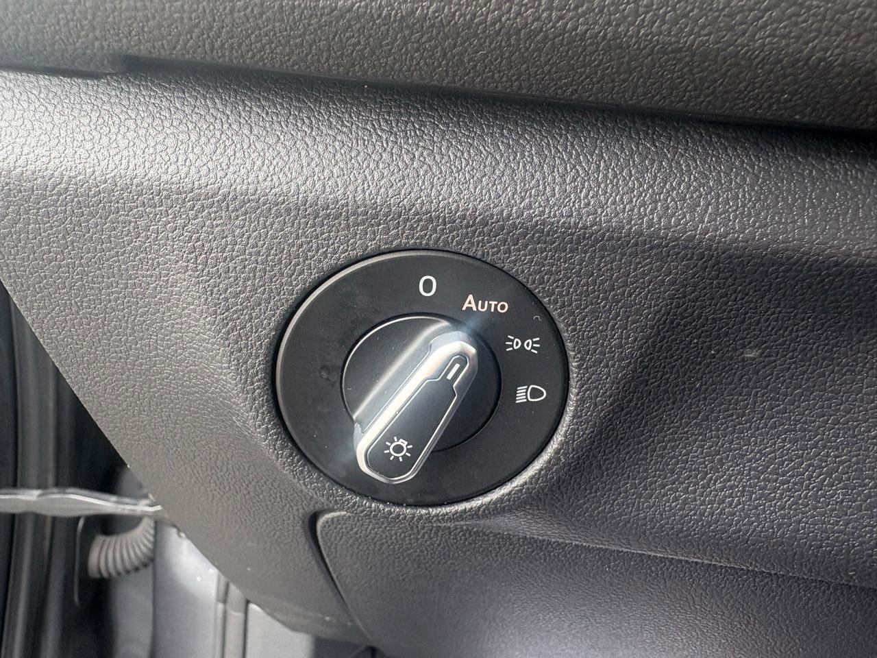 Used 2024 Volkswagen Jetta SE FWD image 9