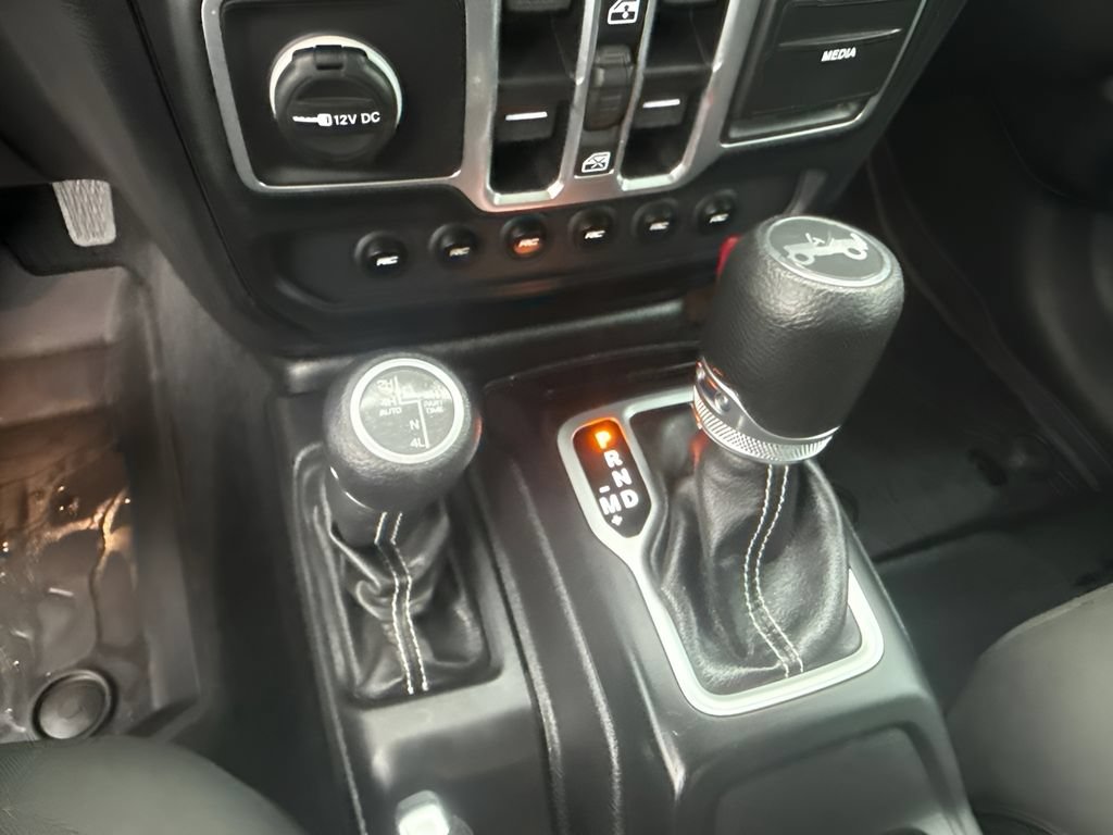 Used 2018 Jeep Wrangler Unlimited Sahara AWD/4WD image 11