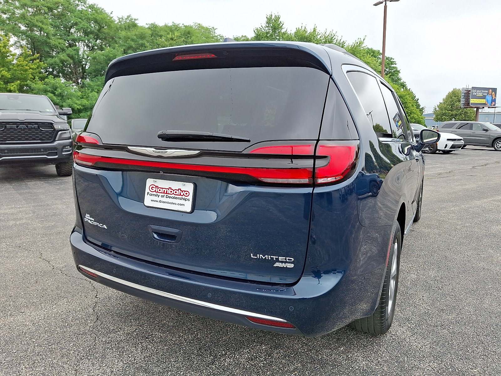 Certified 2022 Chrysler Pacifica Limited w/ Uconnect Theater Family Group AWD/4WD image 11
