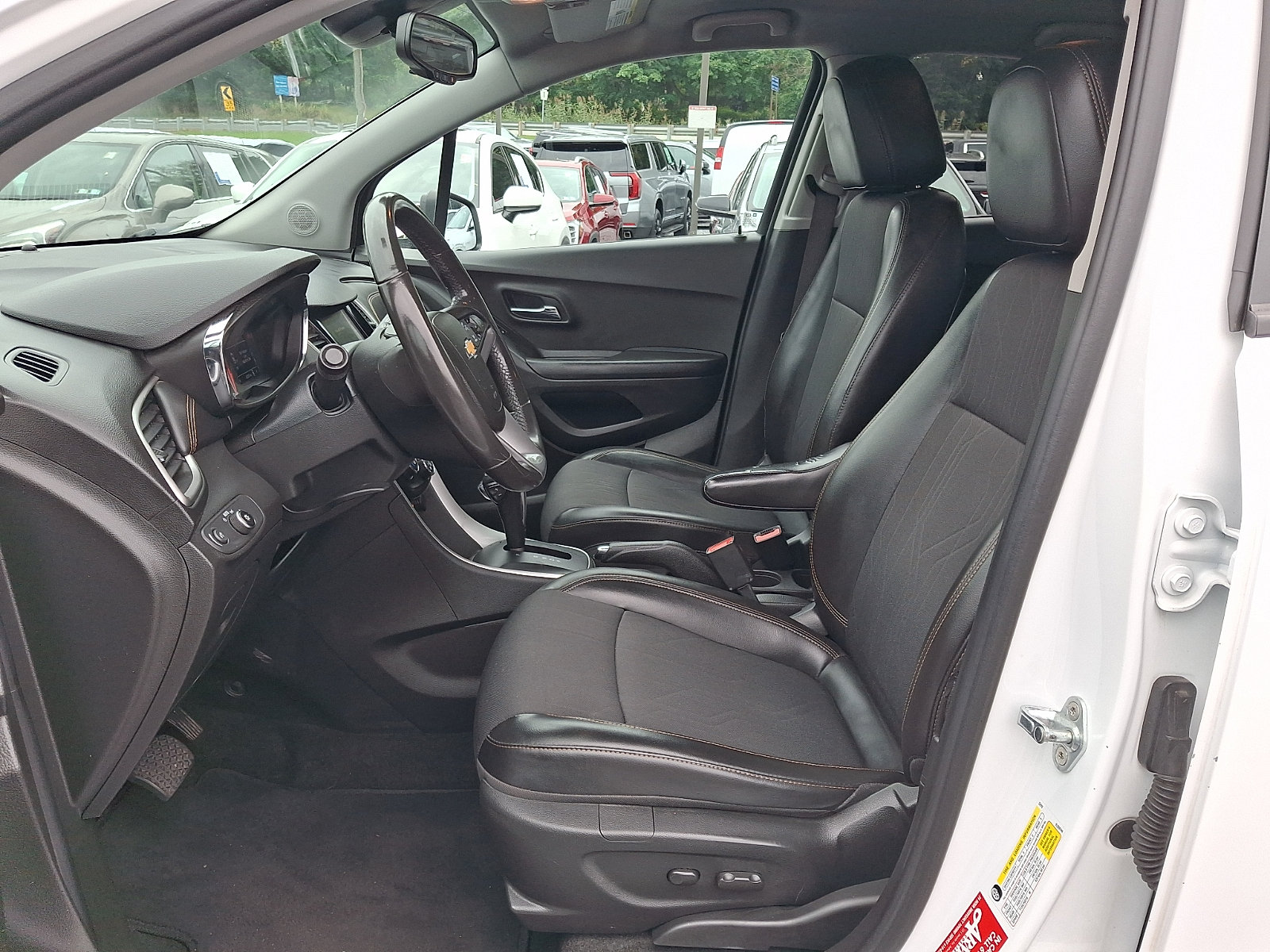 Used 2021 Chevrolet Trax LT w/ LT Convenience Package AWD/4WD image 12
