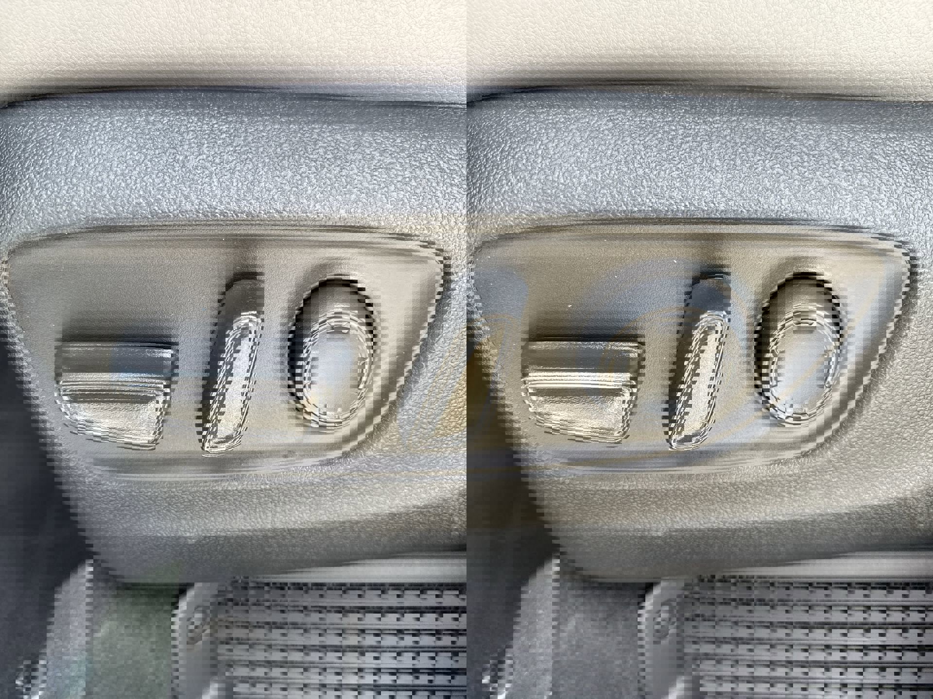 Used 2026 Toyota Sienna XLE image 14