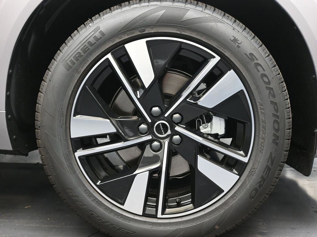 New 2026 Volvo XC60 B5 Plus w/ Climate Package image 9