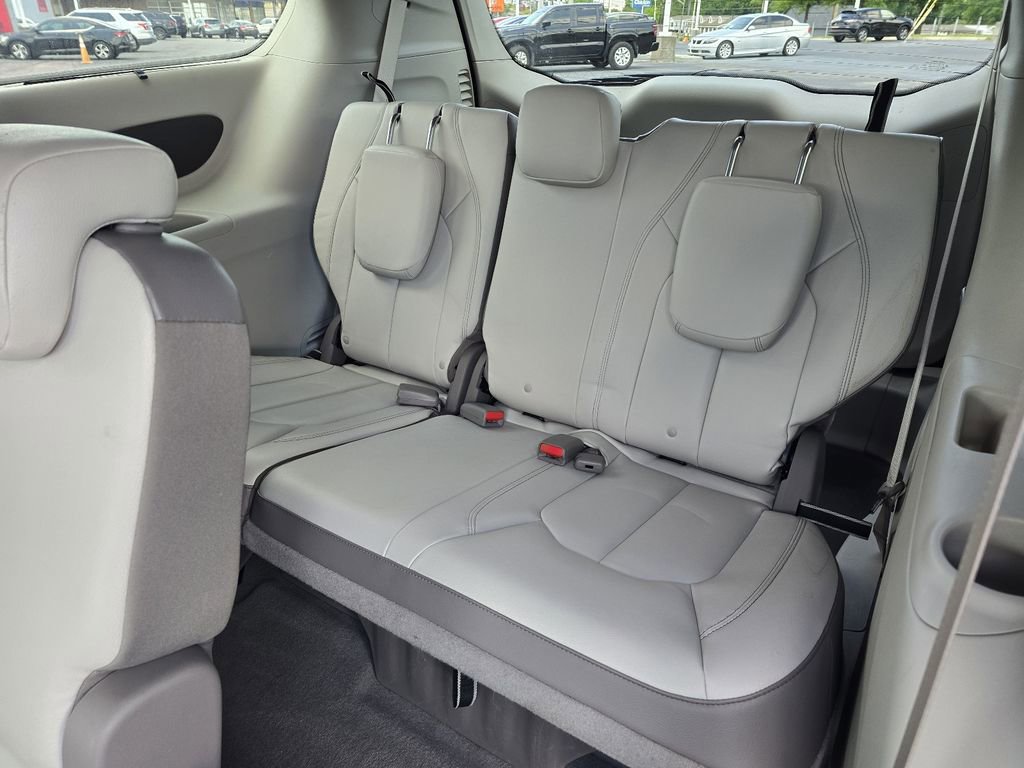 Used 2017 Chrysler Pacifica Touring-L FWD image 11