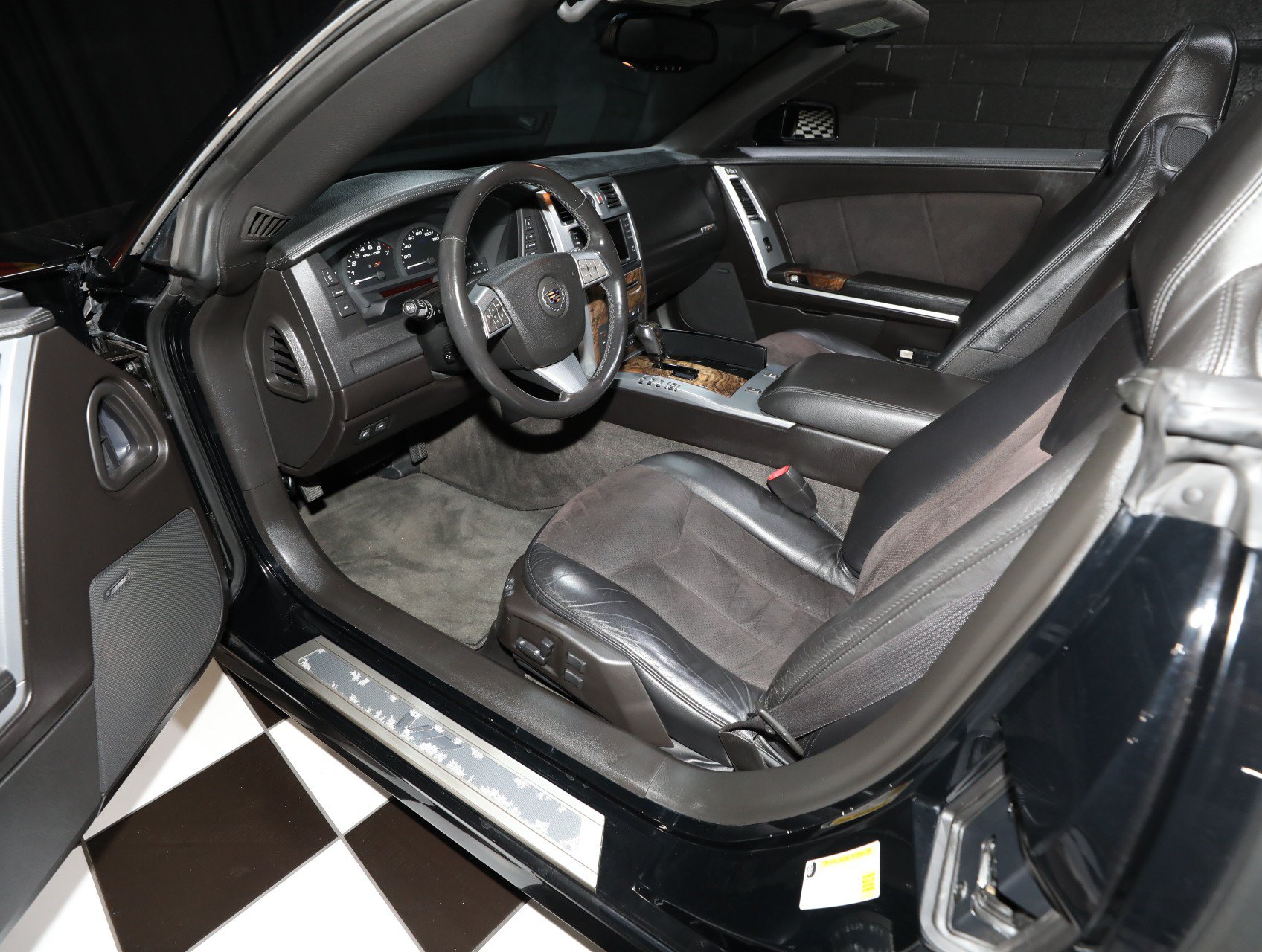 Used 2009 Cadillac XLR V RWD image 3