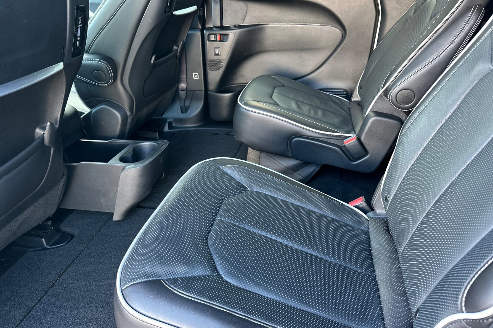 Used 2024 Chrysler Pacifica Limited w/ Uconnect Theater Family Group image 12