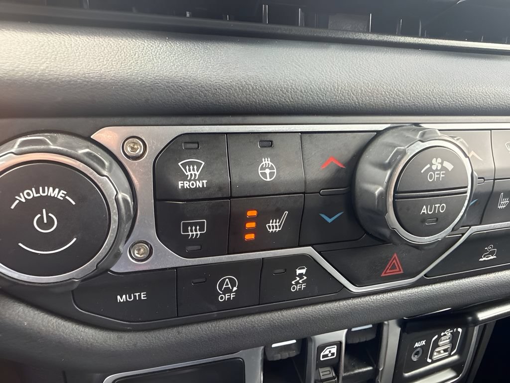 Used 2025 Jeep Wrangler Unlimited Sahara AWD/4WD image 19