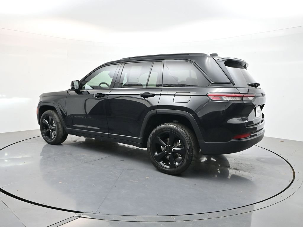 Used 2025 Jeep Grand Cherokee Limited w/ Black Appearance Package image 5