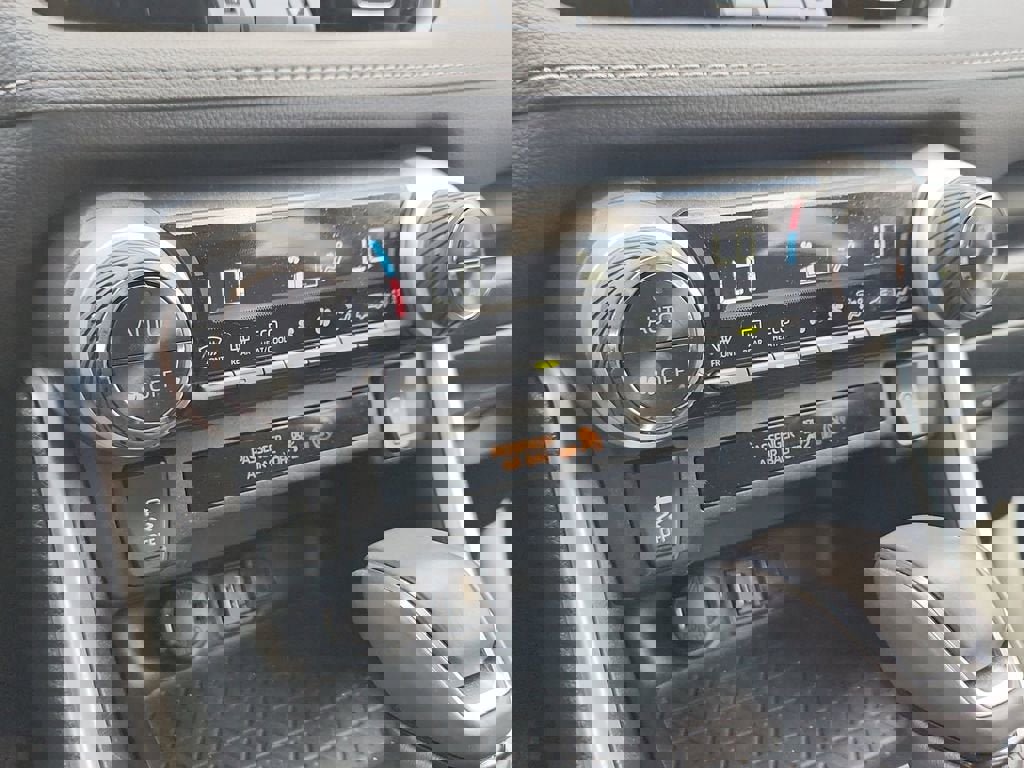 Used 2022 Toyota RAV4 XLE Premium image 27