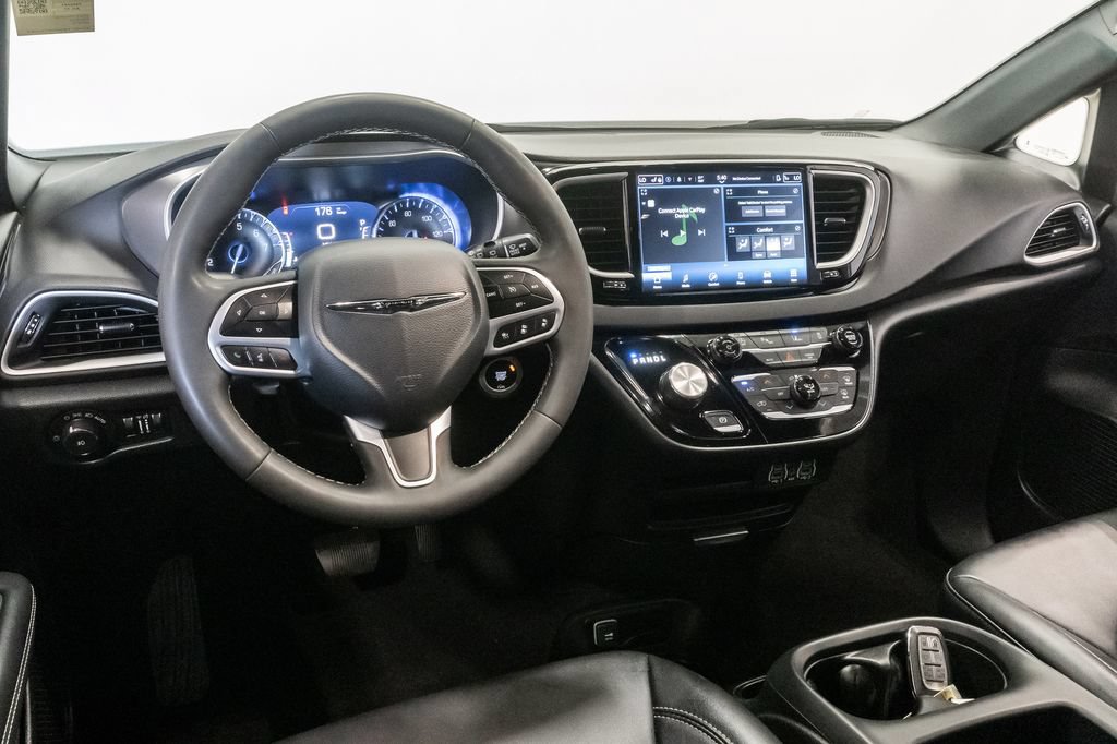 Used 2025 Chrysler Pacifica Select FWD image 7