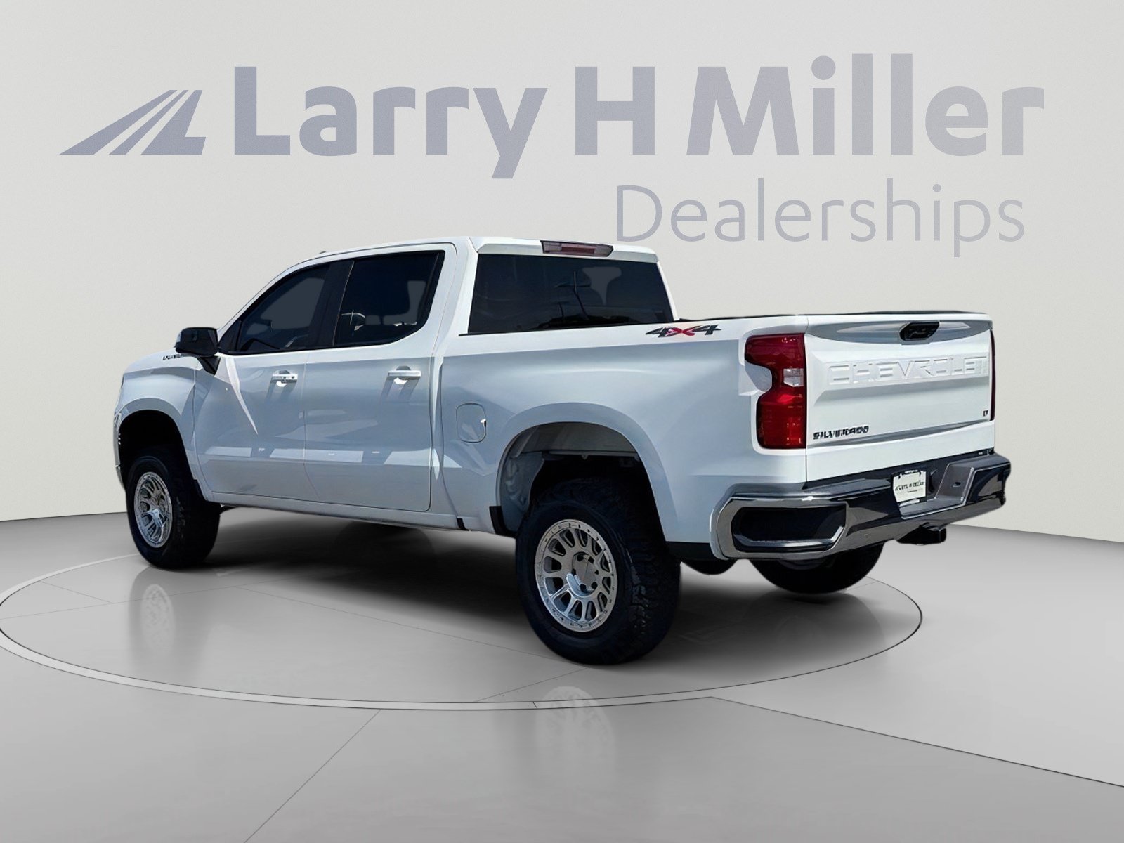 Used 2024 Chevrolet Silverado 1500 LT AWD/4WD image 3