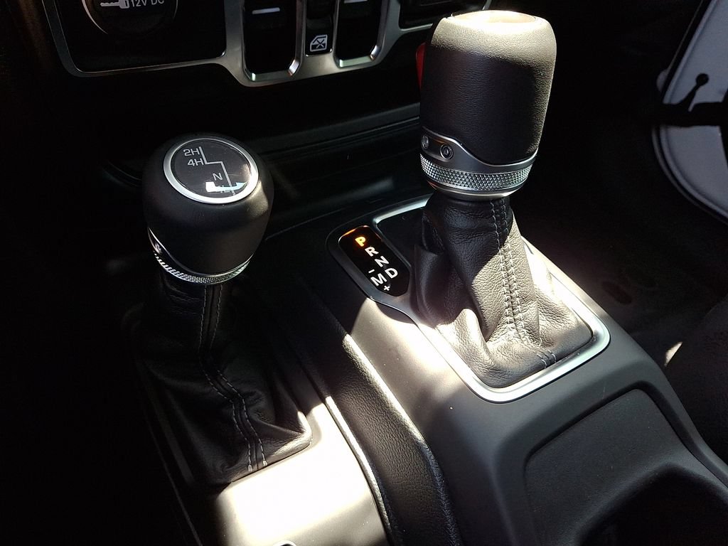 Used 2024 Jeep Wrangler Unlimited Sahara w/ Technology Group AWD/4WD image 15