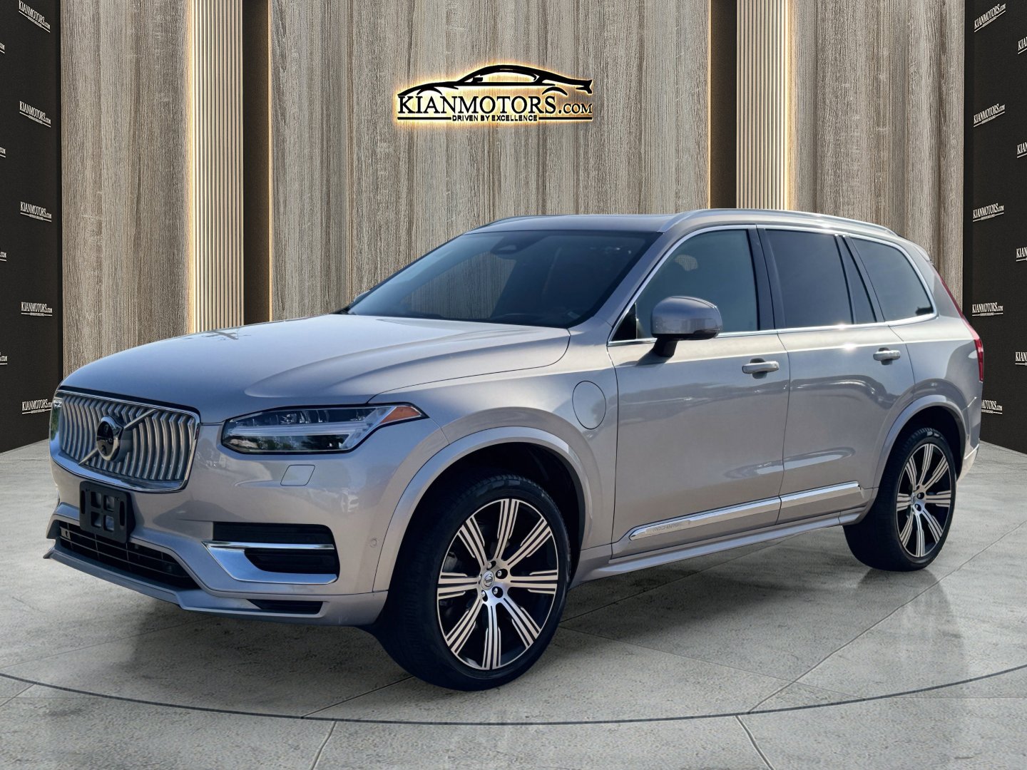 Used 2024 Volvo XC90 T8 Ultimate w/ Lounge Package image 3