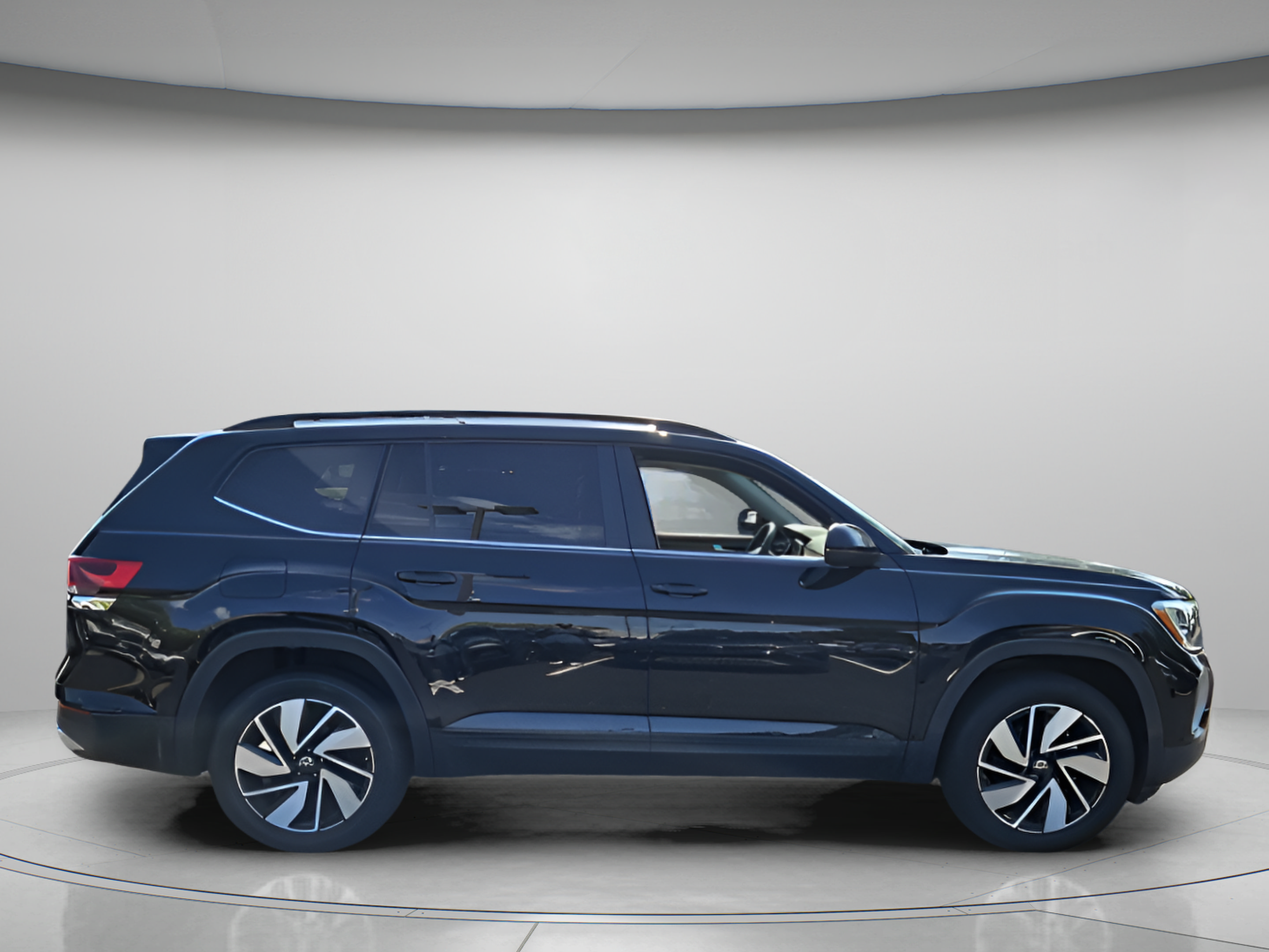 Certified 2025 Volkswagen Atlas SE FWD image 6